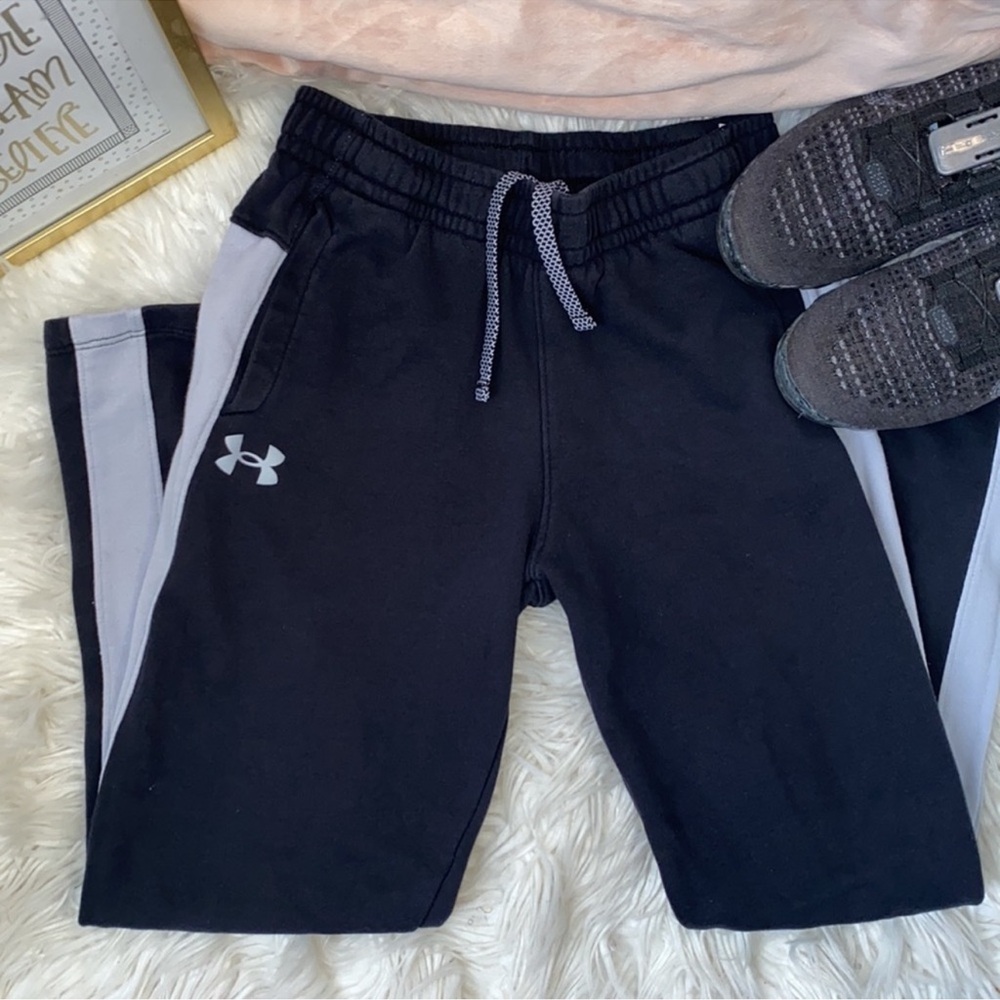 UNDER ARMOUR- Boys blk with white stripe sweat with pockets and drawstring Sz:M